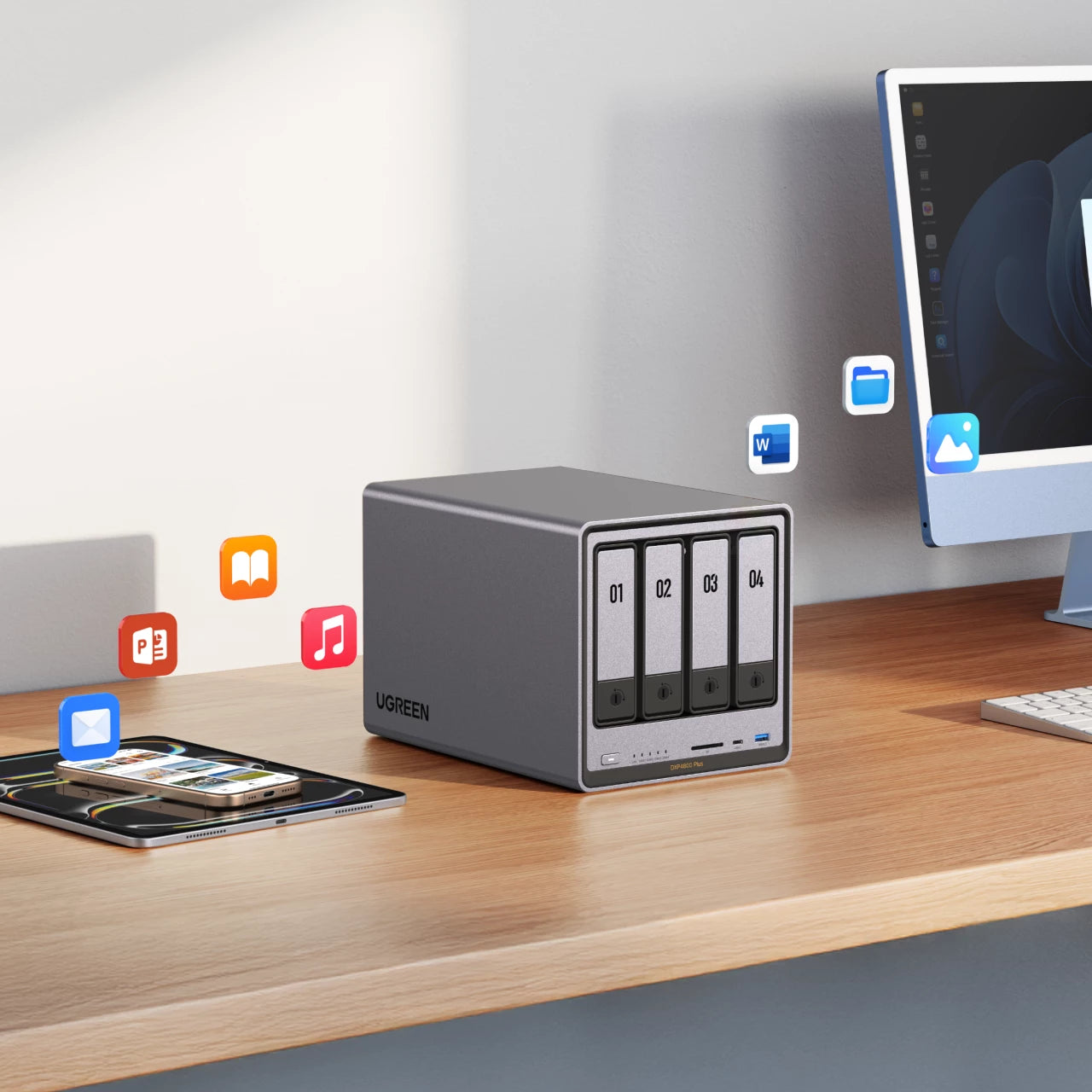 デスク上のUGREEN NAS（4ベイモデル）とスマートフォン・PC間で写真や音楽、ドキュメントを共有するマルチデバイス連携シーン