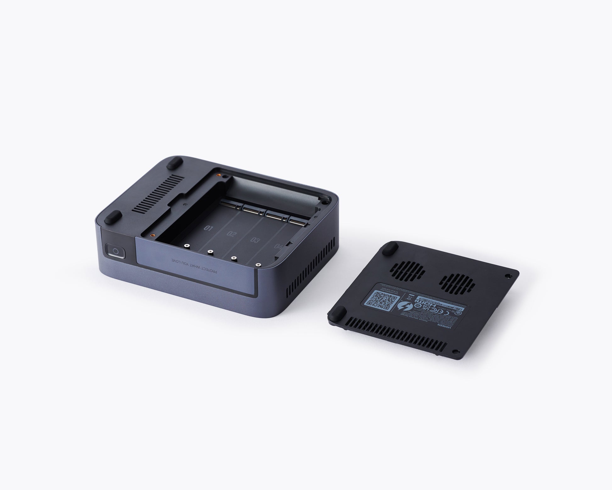 UGREEN NASync DXP480T Plusの内部構造と取り外し可能な底面カバー（SSDスロットアクセス設計）
