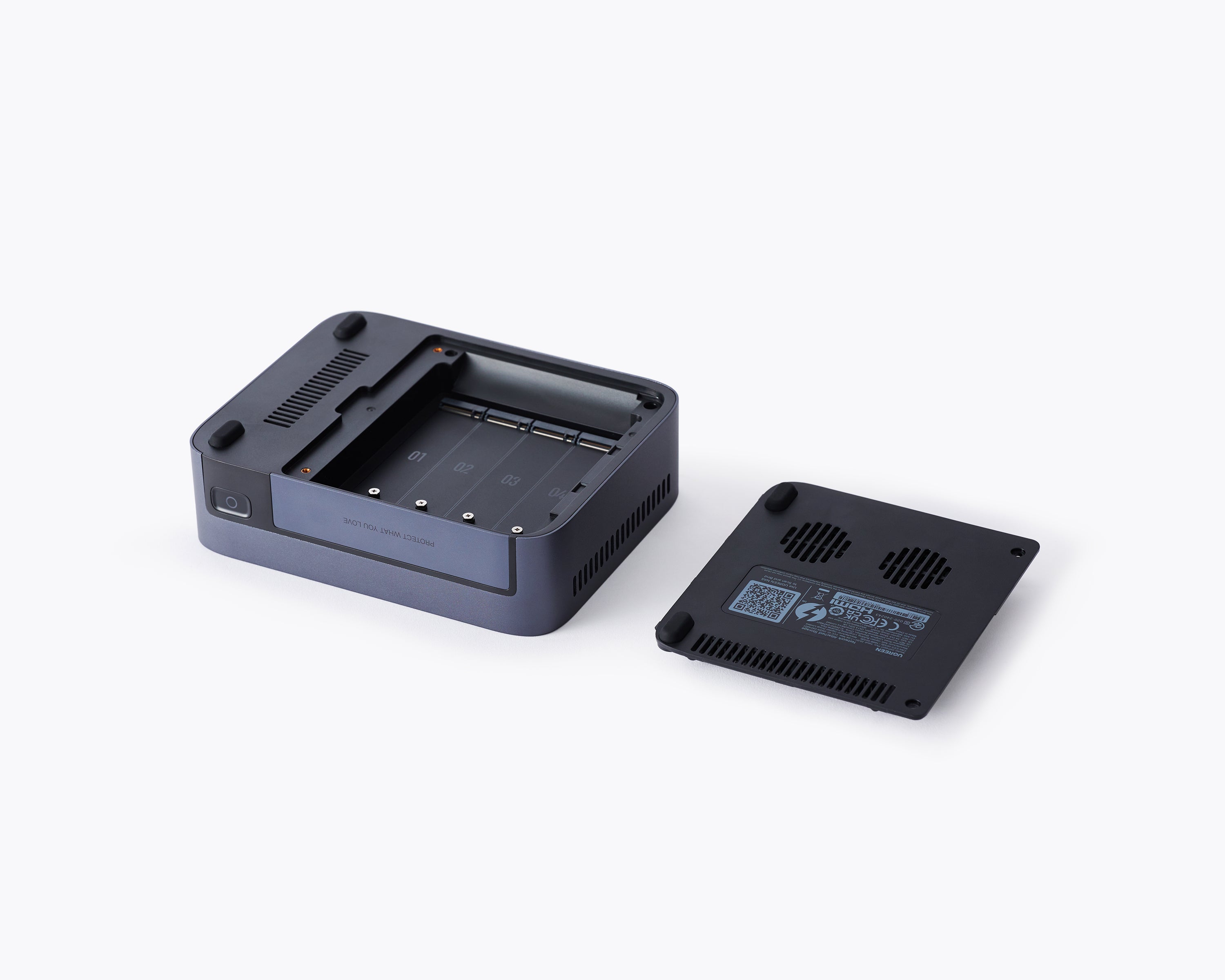 UGREEN NASync DXP480T Plusの内部構造と取り外し可能な底面カバー（SSDスロットアクセス設計）