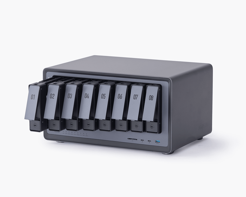 UGREEN 8ベイ NAS デバイス（8つのハードライブベイが開放されており、ハードディスクスロットが表示されています）