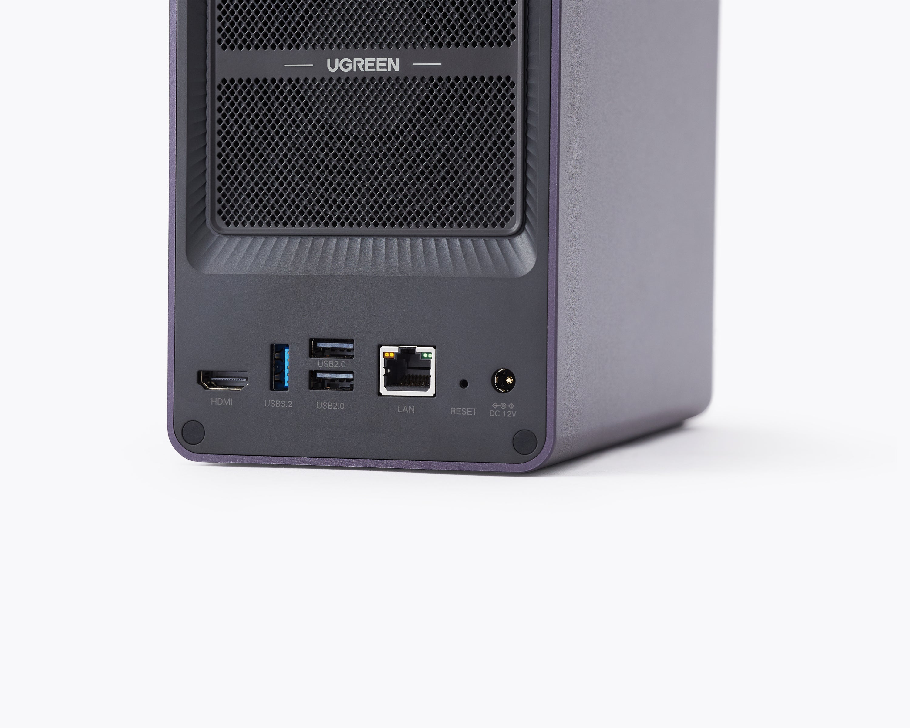 UGREEN 2bya NASの接続ポートのクローズアップ。HDMIポート1つ、USB3.2ポート1つ、USB2.0ポート2つ、イーサネットポート1つ、および12V DC電源ポート1つが含まれます。